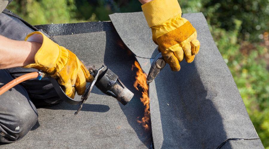 Professional gutter cleaning in Mediapolis, IA